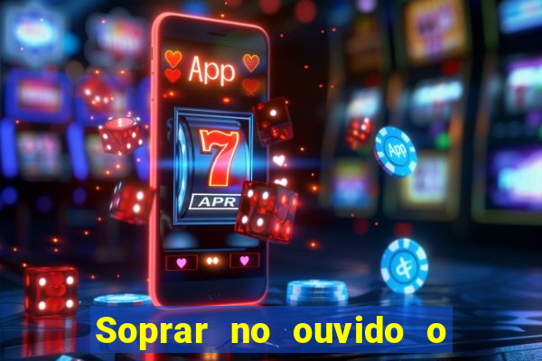 Soprar no ouvido o que significa de uma pessoa